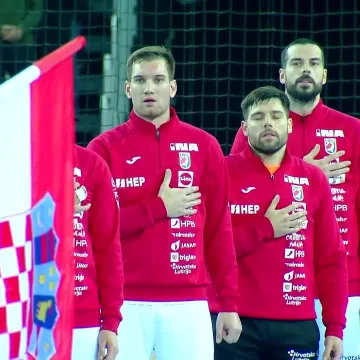 Sigurdsson pjeva Lijepu Na&scaron;u s rukom na srcu, sjajni potezi, briljantni Slavić: O ovome svi pričaju