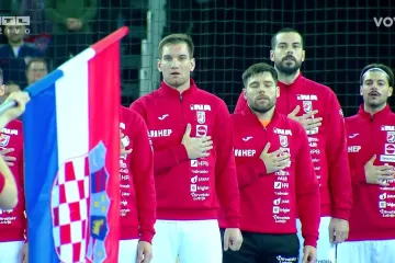 Sigurdsson pjeva Lijepu Na&scaron;u s rukom na srcu, sjajni potezi, briljantni Slavić: O ovome svi pričaju