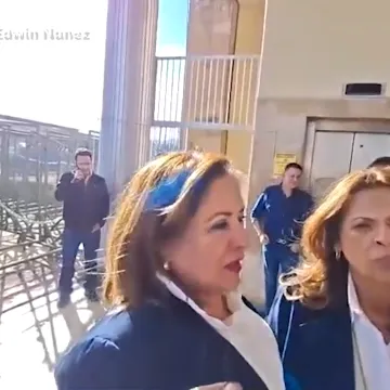 Političarka pogođena eksplozivnom napravom blizu glave, snimljen trenutak udara