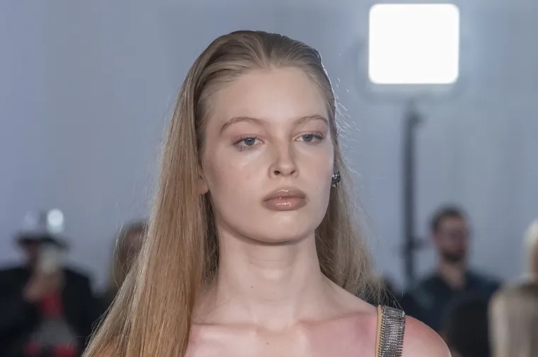 Čipkasta minica i crvene najlonke: Otuđena kći Elona Muska &scaron;okira u Rihanninoj kampanji