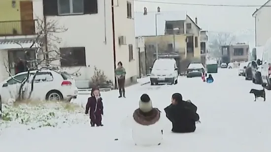 Dalmacija u snijegu: 'Malo je jutros bio &scaron;ok, nije se moglo izaći sa autima, ali sad gu&scaron;tamo'