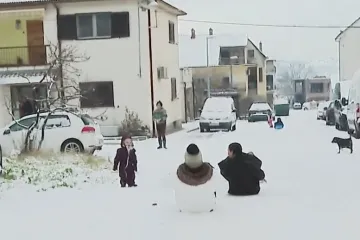Dalmacija u snijegu: 'Malo je jutros bio &scaron;ok, nije se moglo izaći sa autima, ali sad gu&scaron;tamo'