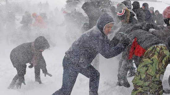 Kobna strana zimskih radosti: Mu&scaron;karac umro nakon grudanja, policija uhitila dvojicu tinejdžera