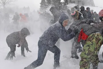 Kobna strana zimskih radosti: Mu&scaron;karac umro nakon grudanja, policija uhitila dvojicu tinejdžera