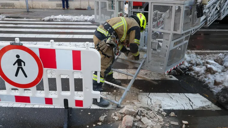 Ova gromada je pala sa zgrade u centru Zagreba! Na terenu vatrogasci i policija