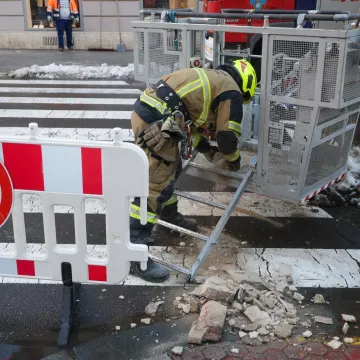Ova gromada je pala sa zgrade u centru Zagreba! Na terenu vatrogasci i policija