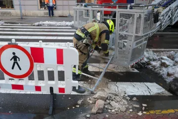 Ova gromada je pala sa zgrade u centru Zagreba! Na terenu vatrogasci i policija