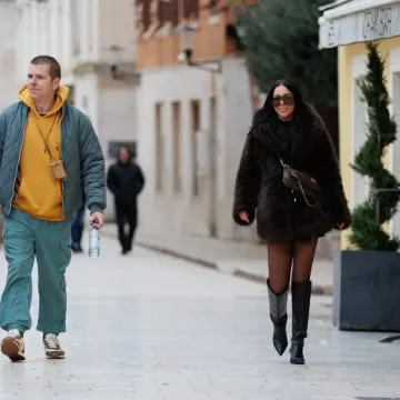 Dok se drugi smrzavaju zbog minusa, u Zadru se nose minice: Ljepotica u bundi pokorila &scaron;picu