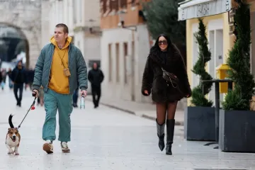 Dok se drugi smrzavaju zbog minusa, u Zadru se nose minice: Ljepotica u bundi pokorila &scaron;picu