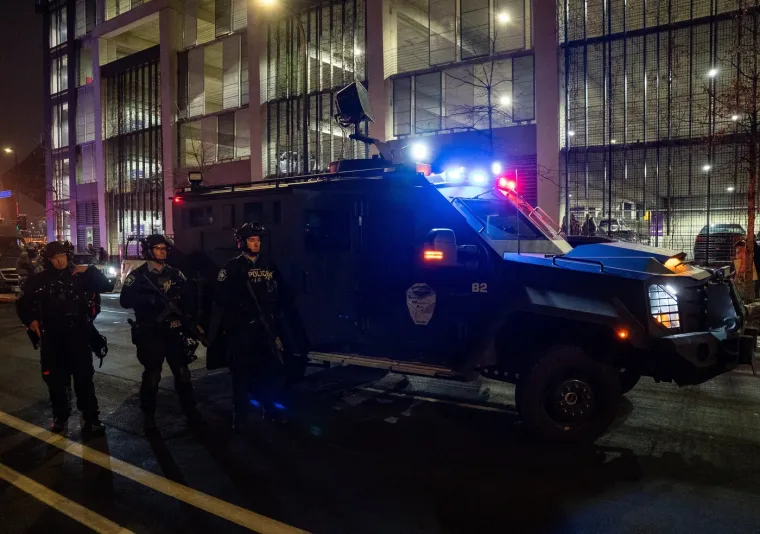 Prosvjednici bijesni zbog smrti mlade Amerikanke: Deseci uhićenih, policiju gađali ledom