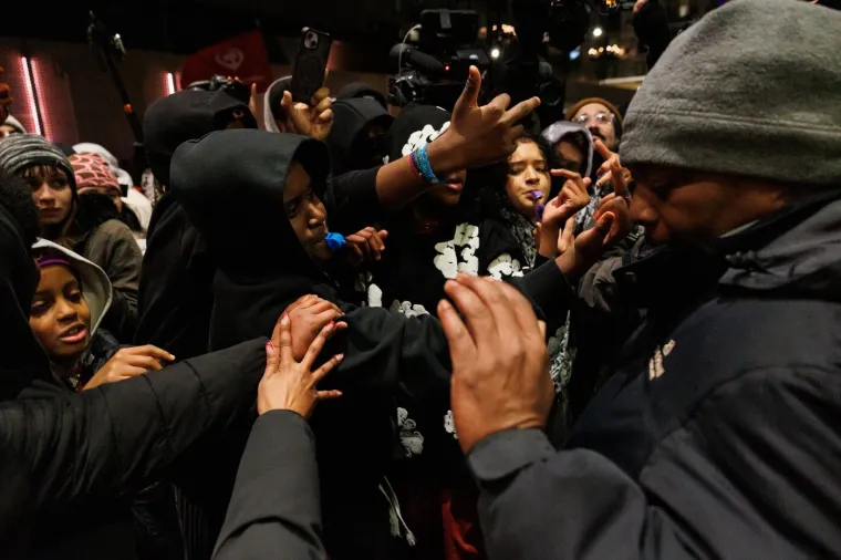 Prosvjednici bijesni zbog smrti mlade Amerikanke: Deseci uhićenih, policiju gađali ledom
