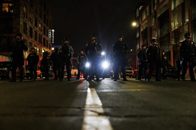 Prosvjednici bijesni zbog smrti mlade Amerikanke: Deseci uhićenih, policiju gađali ledom