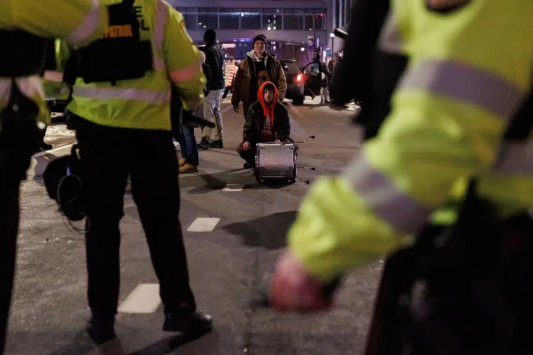 Prosvjednici bijesni zbog smrti mlade Amerikanke: Deseci uhićenih, policiju gađali ledom