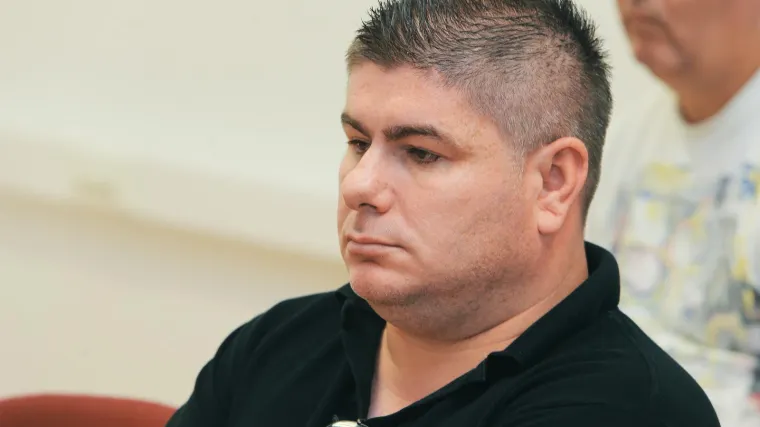 Oglasio se Bujanec nakon &scaron;to su mu ukinuli emisiju. Citirao je Thompsona: 'Ni milost ni spas već nao&scaron;tren mač'