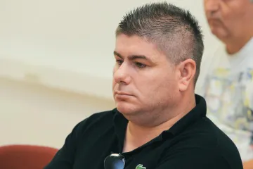 Oglasio se Bujanec nakon &scaron;to su mu ukinuli emisiju. Citirao je Thompsona: 'Ni milost ni spas već nao&scaron;tren mač'