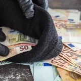 Pljačka u Puli! Ukrao novac i pobjegao, policija traži naoružanog razbojnika