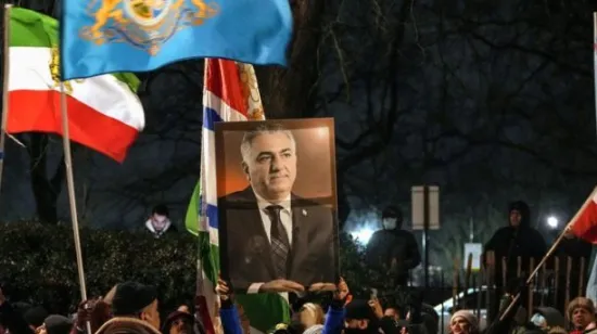 Krv na ulicama i informacijski mrak: Može li sin posljednjeg &scaron;aha sru&scaron;iti režim iz egzila?