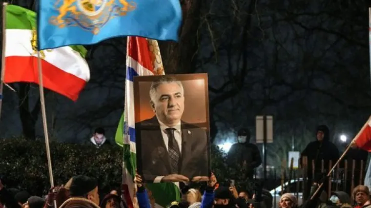 Krv na ulicama i informacijski mrak: Može li sin posljednjeg &scaron;aha sru&scaron;iti režim iz egzila?