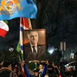 Krv na ulicama i informacijski mrak: Može li sin posljednjeg &scaron;aha sru&scaron;iti režim iz egzila?