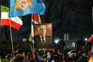 Krv na ulicama i informacijski mrak: Može li sin posljednjeg &scaron;aha sru&scaron;iti režim iz egzila?