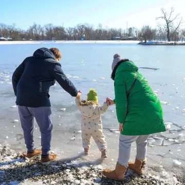 Vri&scaron;te upozorenja, a pogledajte prizore s Jaruna: Ljudi hodaju jezerom, a led puca...
