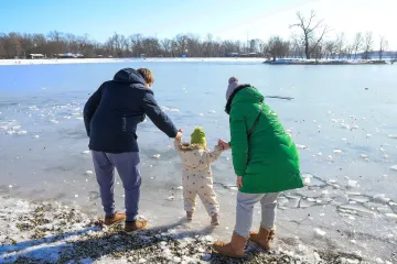Vri&scaron;te upozorenja, a pogledajte prizore s Jaruna: Ljudi hodaju jezerom, a led puca...
