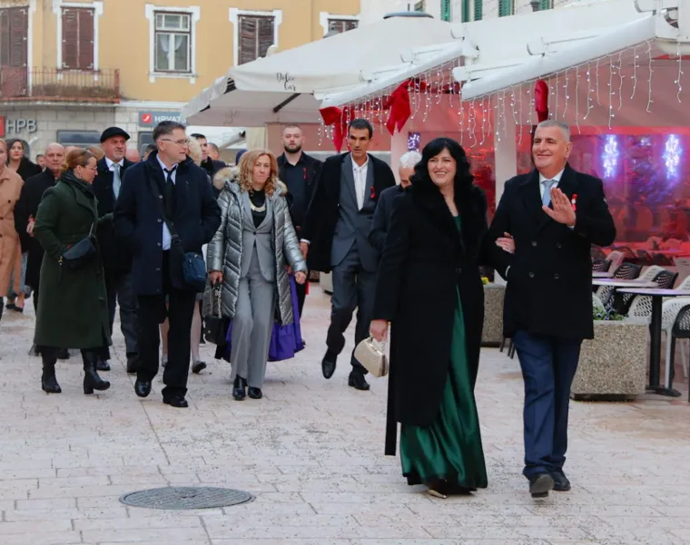 Miro Bulj kao John Travolta: Pogledajte kako mrda kukovima na stihove Zlatka Pejakovića!