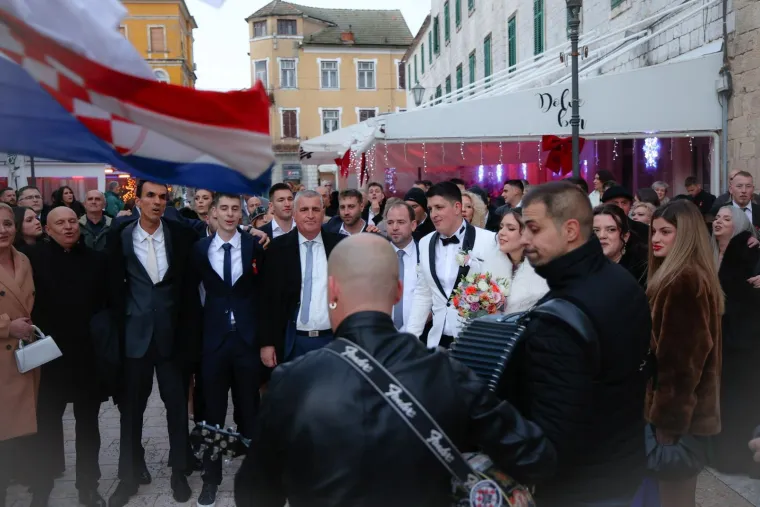 Miro Bulj kao John Travolta: Pogledajte kako mrda kukovima na stihove Zlatka Pejakovića!