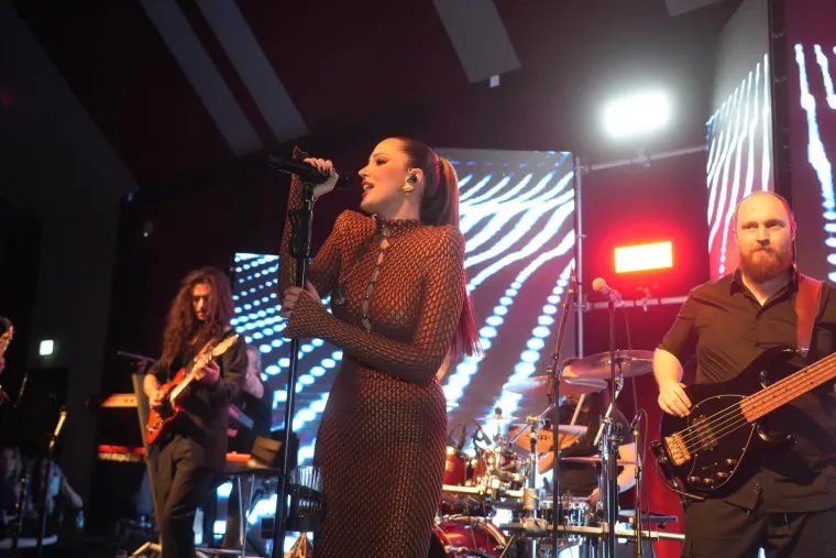 Prijovićka, Cardi B, Gisele B&uuml;ndchen...: Evo koliko ko&scaron;ta zlatna haljina koja savr&scaron;eno ističe obline