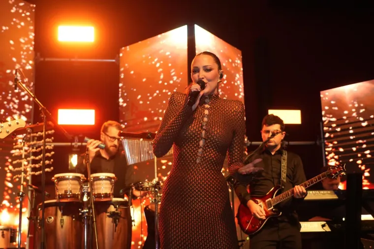 Prijovićka, Cardi B, Gisele B&uuml;ndchen...: Evo koliko ko&scaron;ta zlatna haljina koja savr&scaron;eno ističe obline