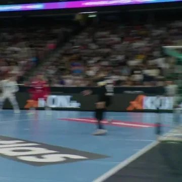 Veliki peh za Mateja Mandića! Je li lopta pre&scaron;la liniju?