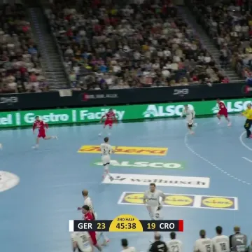 Trenutak kada smo svi protrnuli: Kuzmanović se sudario sa suigračem i nezgodno pao