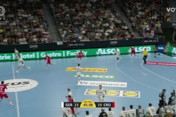 Trenutak kada smo svi protrnuli: Kuzmanović se sudario sa suigračem i nezgodno pao