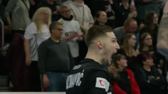 Tako je Kuzma! Hrvatski vratar spektakularno zabio sa svog gola i ostavio dvoranu u čudu