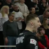 Tako je Kuzma! Hrvatski vratar spektakularno zabio sa svog gola i ostavio dvoranu u čudu