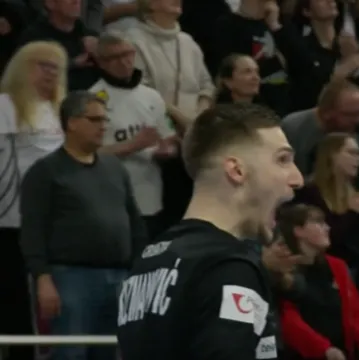 Tako je Kuzma! Hrvatski vratar spektakularno zabio sa svog gola i ostavio dvoranu u čudu