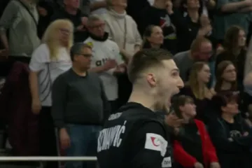 Tako je Kuzma! Hrvatski vratar spektakularno zabio sa svog gola i ostavio dvoranu u čudu