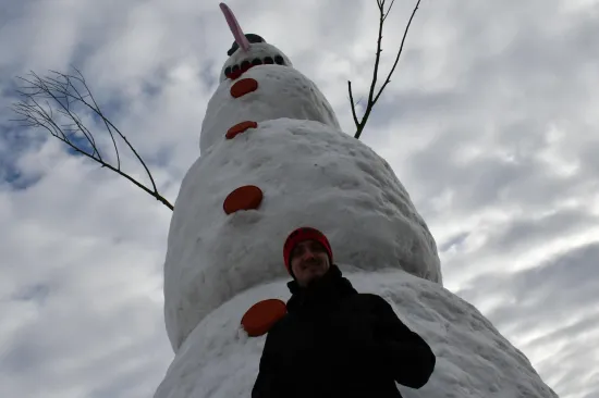 Snježni div iz Banovaca: Snjegović od sedam i pol metara postao atrakcija i simbol zajedni&scaron;tva