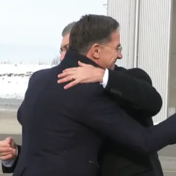 Plenković u vojarni na Plesu dočekao glavnog tajnika NATO-a: Pogledajte samo ovaj zagrljaj