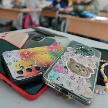 Pitali smo vas &scaron;to će zabrana mobitela u &scaron;kolama donijeti djeci, nisu svi optimistični: 'Pobunu i inat'