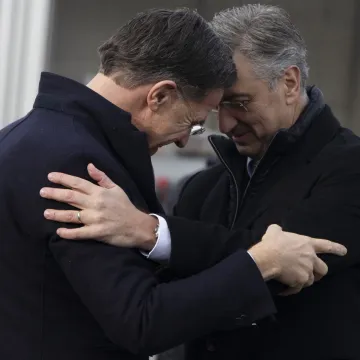 Ljubav je u zraku: Pogledajte intimni zagrljaj Plenkovića i Ruttea