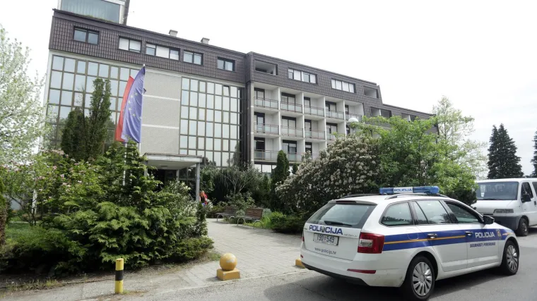 Mlatila ih umjetnim spolovilom zbog kuhala? Dildo je veći od 30 cm, imamo fotografije!