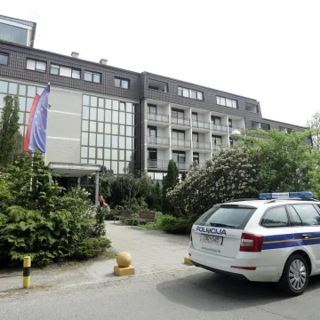 Mlatila ih umjetnim spolovilom zbog kuhala? Dildo je veći od 30 cm, imamo fotografije!