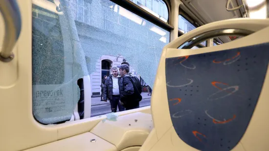 Kombi se zabio u ZET-ov tramvaj pun putnika! Pokazivali su mu da stane...