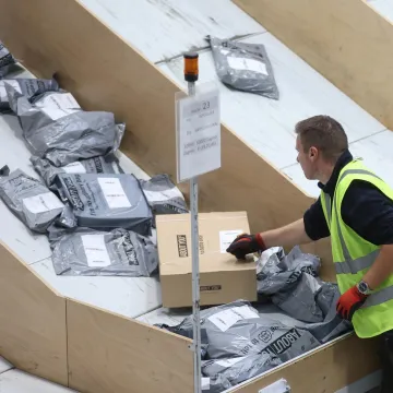 Hrvati na rubu živaca zbog novog poskupljenja: 'Za predmet od par eura čak 23 &euro; po&scaron;tarine?!'