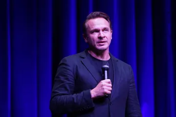 Enis Be&scaron;lagić se javio iz bolnice nakon operacije: 'Kontrolirajte se i brinite o svom zdravlju'