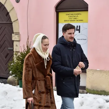 Zgodni par ukrao show: Brineta u smeđoj bundi i markantni mladić plijenili pažnju u Varaždinu