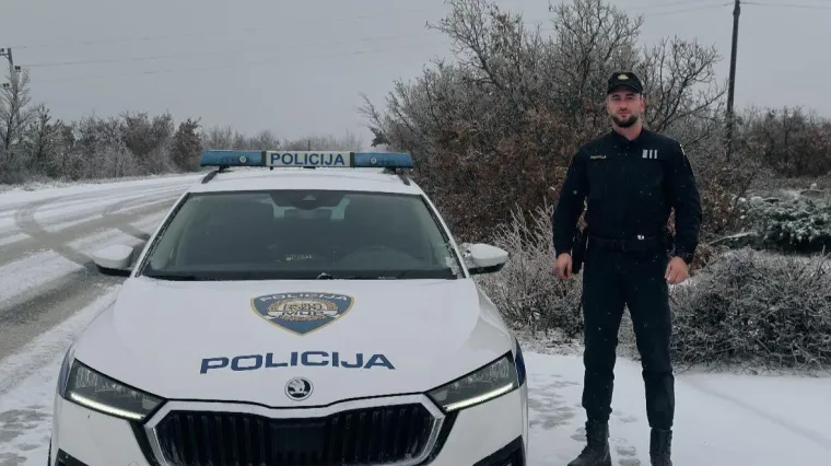 Hrvatice zaludio zgodni policajac, komentari zapalili dru&scaron;tvene mreže: 'Kazni me, majke ti!'