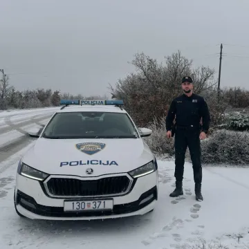 Hrvatice zaludio zgodni policajac, komentari zapalili dru&scaron;tvene mreže: 'Kazni me, majke ti!'
