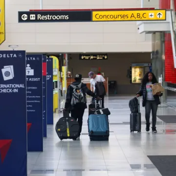 &Scaron;ok u zračnoj luci! Mu&scaron;karac poku&scaron;ao ukrcati suprugu na let, osoblje nije ni&scaron;ta posumnjalo sve dok...